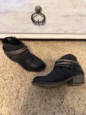 Women’s jellypop Black Ankle Booties with Accent Straps- 7.5